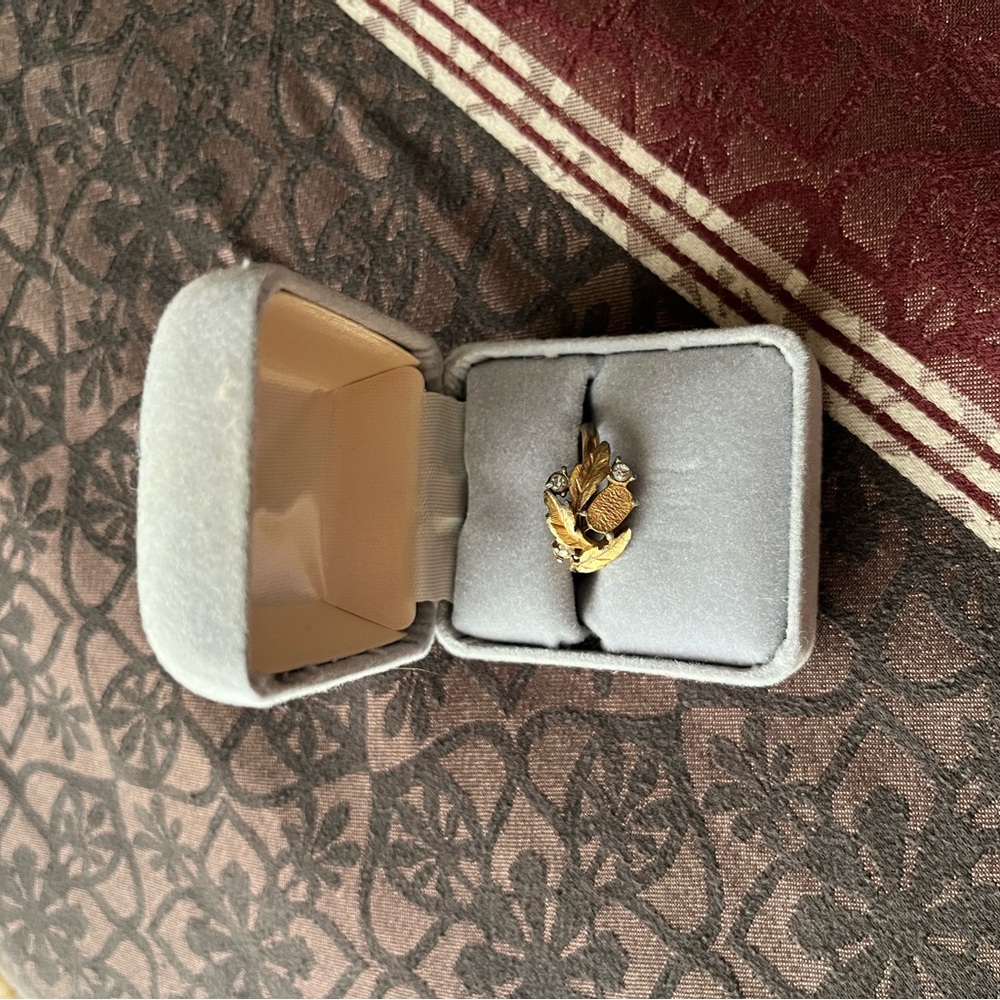 Avon Gold and Silver Leaf Ring